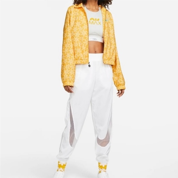 Women's Nike Sportswear AOP Woven Jacket Yellow Daisy Size Small - Picture 2 of 16